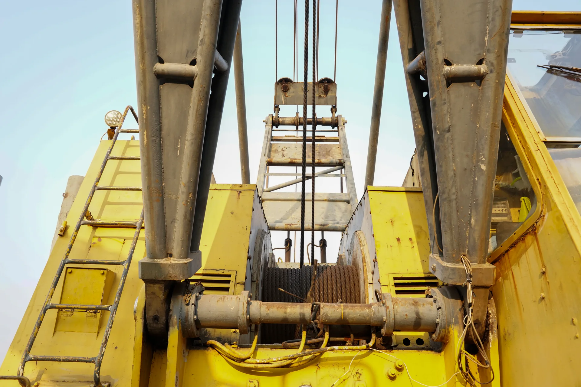 Heavy industrial crane mechanism at a construction site